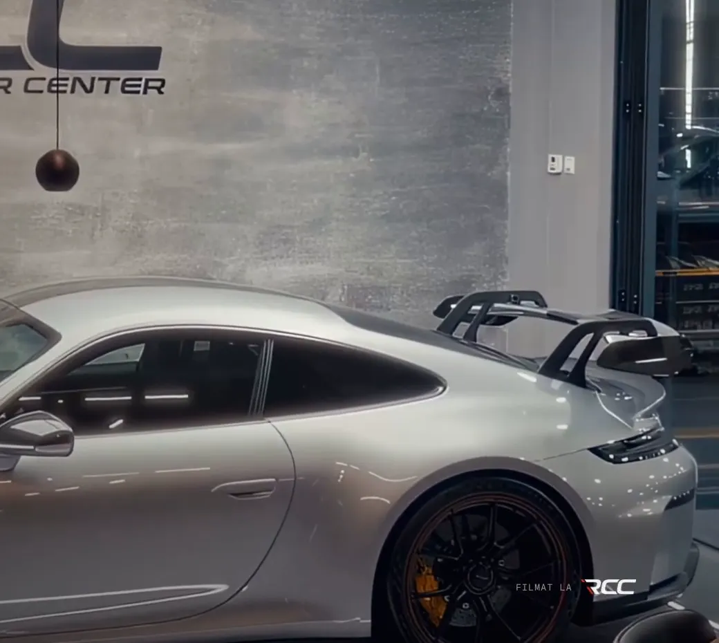 Porsche 911 GT3 argintiu în showroom-ul Real Car Center