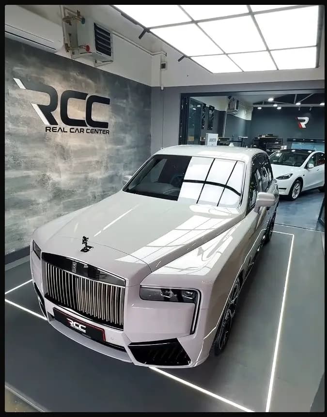 Rolls-Royce alb în atelierul Real Car Center