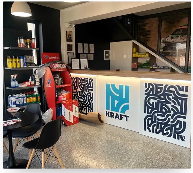 Recepția atelierului Kraft Auto Detailing, cu produse pe rafturi